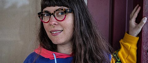 Antje Akkermann steht in einem Türrahmen und lächelt in die Kamera.