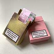 Zwei bunte Zigarettenschachteln, auf ihnen steht "Literatur kann ihr Denken nachhaltig beeinflussen" und "Literatur kann echte Gefühle enthalten. Ohne Filter"