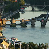 Blick vom Würzburger Stein auf Main und Alte Mainbrücke und Alten Kranen. Foto: Robert Emmerich, Mai 2011