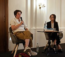 Judith Schalansky und Prof. Dr. Stephanie Catani sitzen auf dem Podium und diskutieren