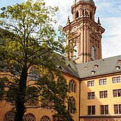 Innenhof der Alten Universität Würzburg mit Turm der Neubaukirche. Foto: Robert Emmerich