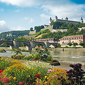 Die Festung Marienberg in Würzburg vom Mainufer aus gesehen. Foto: Stadt Würzburg, 2007